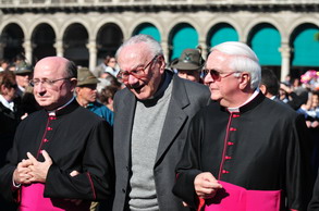 Monsignor Angelo Bazzari (a destra)