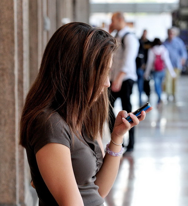 ragazza al cellulare